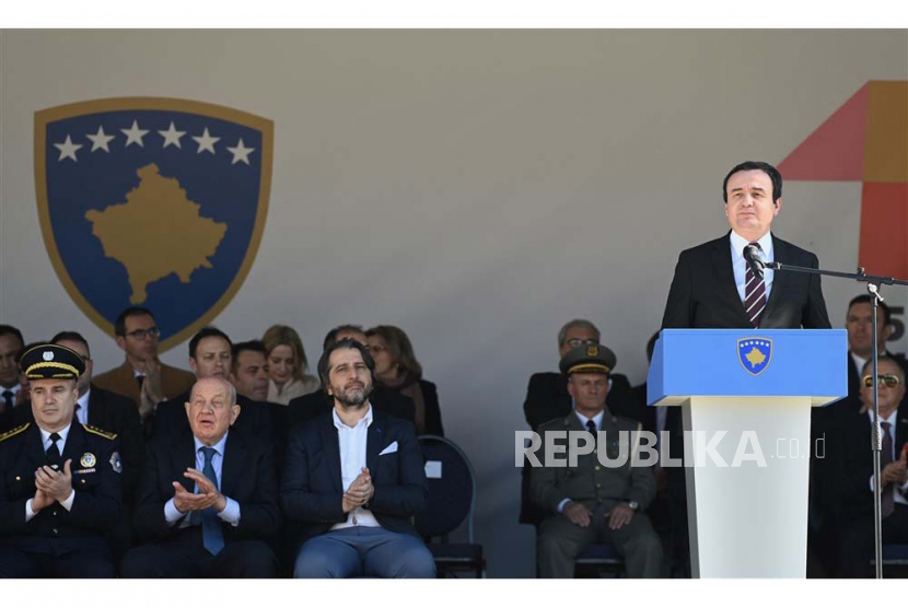  Perdana Menteri Kosovo Albin Kurti (kanan) berbicara selama upacara resmi pada kesempatan kemerdekaan di Pristina, Kosovo, Jumat (17/2/2023). 
