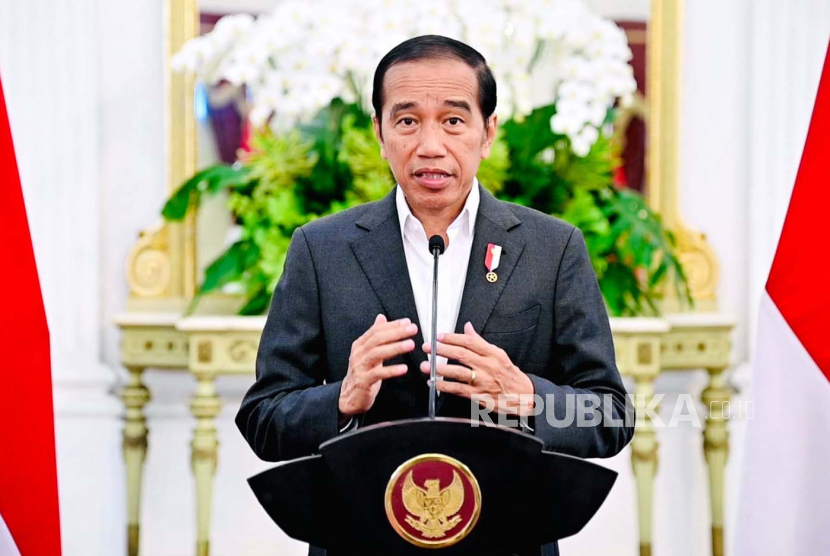 Presiden Jokowi saat memberikan pernyataannya terkait Piala Dunia U-20 di Istana Merdeka, Selasa (28/3).