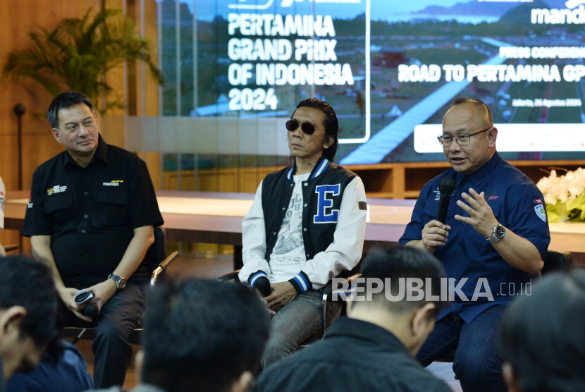 Chairman Pertamina Grand Prix of Indonesia (MotoGPTM) 2024 Troy Reza Warokka (kanan) bersama Corporate Secretary Bank Mandiri Teuku Ali Usman (kiri) dan personel Slank Bim-bim saat konferensi pers menjelang MotoGP Mandalika 2024 di Jakarta, Senin (26/8/2024). Penyelenggara akan memberikan potongan harga 30-70 persen untuk pembelian tiket pada 9-29 September dimana harga tiket weekend pass dibanderol mulai dari Rp210.000 sampai Rp1.250.000.