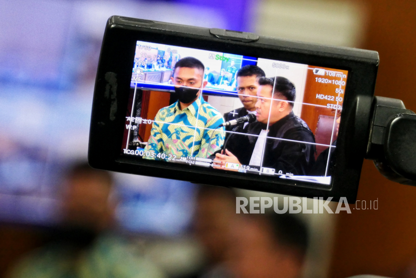 Layar kamera yang menampilkan terdakwa Mario Dandy saat menjalani sidang lanjutan beragendakan pemeriksaan saksi di Pengadilan Negeri Jakarta Selatan, Kamis (15/6/2023). Dalam sidang tersebut, jaksa penuntut umum (JPU) menghadirkan lima orang saksi petugas keamanan dalam  sidang perkara dugaan penganiayaan terhadap David Ozora.