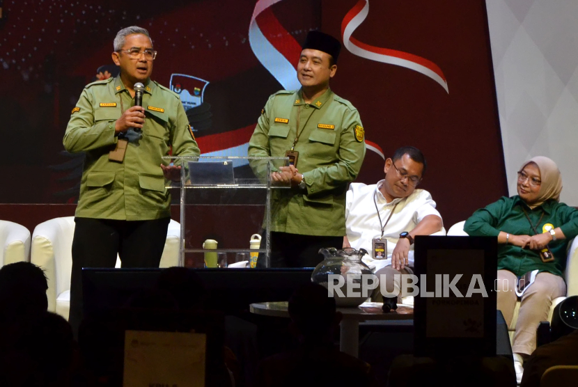 Pasangan calon wali kota dan wakil wali kota nomor urut 3 Muhammad Farhan-Erwin menyampaikan program-programnya saat Debat Publik Perdana Calon wali Kota dan wakil Wali Kota Bandung Tahun 2024 di Sudirman Grand Ballroom, Kota Bandung, Rabu (30/10/2024). Dalam acara itu sejumlah tema terkait isu Kota Bandung pun di angkat seperti tantangan Masa Depan Kota Bandung Mengintegrasikan Inovasi Tata Kelola Pemerintahan, Keberlanjutan Lingkungan, dan Tata Ruang yang Efisien.