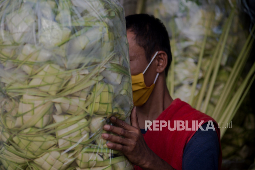 Ilustrasi. Pedagang mengemas cangkang ketupat di kawasan Pasar Jatinegara, Jakarta, Selasa (19/5). Pengrajin kulit ketupat mulai memadati kawasan pasar Jatinegara menjelang hari raya idul fitri