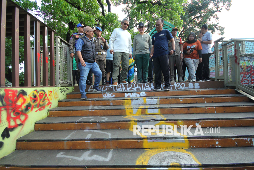 Wali Kota Bandung Muhammad Farhan meninjau Teras Cihampelas, Kota Bandung, Jumat (11/7/2025). Farhan kini menyebut Teras Cihampelas akan dibongkar oleh Pemkot Bandung.