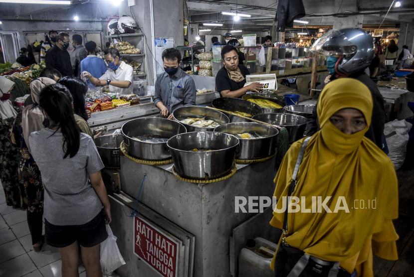 Warga berbelanja sayuran di Pasar Kosambi, Kota Bandung, Selasa (19/5). Meskipun sejumlah lapak atau kios menyediakan layanan pemesanan via daring, sebagian warga lebih memilih belanja langsung ke pasar di tengah pandemi Covid-19 karena alasan dapat memilih sediri kesegaran dari produk yang dibeli
