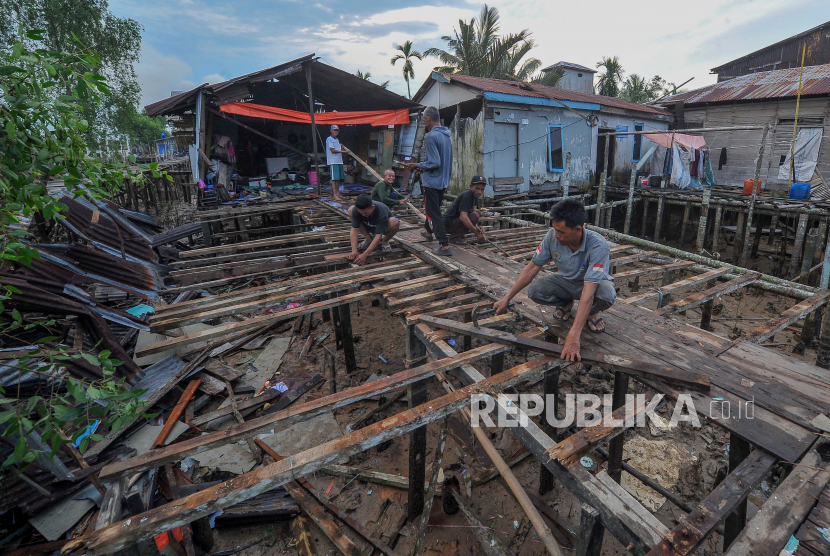 Rumah rusak akibat diterjang angin puting beliung (ilustrasi). BPBD mencatat 24 rumah rusak akibat angin puting beliung di Kabupaten Cianjur, Jawa Barat. 