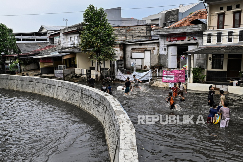 Anak-anak bermain saat banjir di Komplek Polri Pondok Karya, Mampang Prapatan, Jakarta. Anggota DPRD DKI sebut penataan kawasan bisa mengurangi dampak banjir di Jakarta.