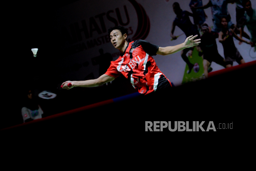 Tunggal putra Indonesia, Shesar Hiren Rhustavito, mengembalikan bola.