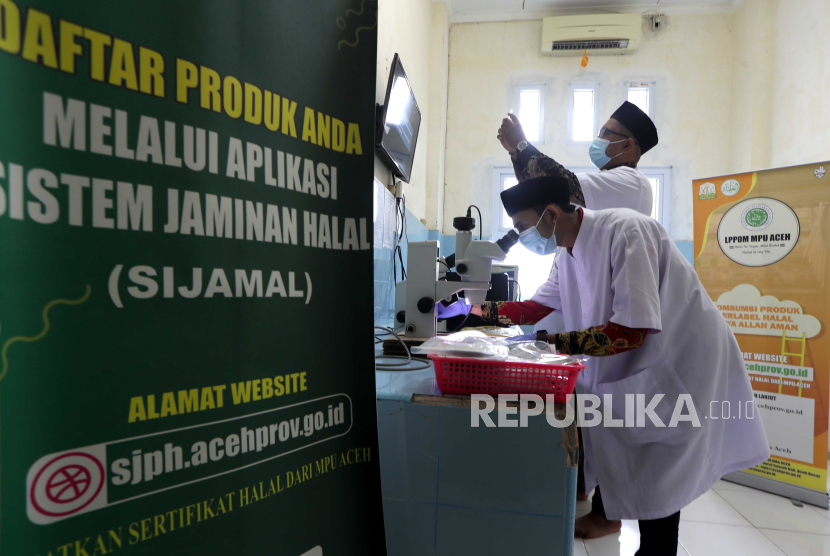 Petugas laboratorium Lembaga Pengkajian Pangan, Obat-obatan dan Kosmetika (LPPOM) Majelis Permusyawaratan Ulama (MPU) Aceh memeriksa produk kosmetik dan benda berbahan kulit di Aceh Besar, Aceh, Kamis (30/11/2023). MPU Aceh memberikan layanan gratis kepada pengusaha industri, UKM dan UMKM untuk mengurus sertifikasi halal sebagai upaya perlindungan usaha serta kepastian produk halal dikonsumsi oleh masyarakat.