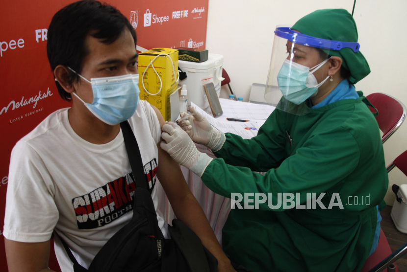 Petugas kesehatan menyuntikkan vaksin COVID-19 pada penerima vaksin saat acara Melangkah Untuk Vaksinasi di Gelora Manahan Solo, Jawa Tengah, Rabu (18/8/2021). Guna memberikan kekebalan imunitas bagi warga dalam penanganan pandemi COVID-19, Menteri Koordinator Bidang Maritim dan Investasi Luhut Binsar Pandjaitan menargetkan capaian vaksinasi COVID-19 di Soloraya sebesar 75 persen pada akhir bulan Agustus 2021. 