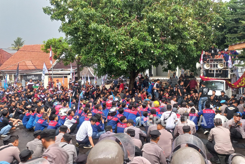 Massa buruh berunjuk rasa di sekitar Gedung Koperasi Pegawai Republik Indonesia Kabupaten Majalengka, saat rapat pleno Dewan Pengupahan Kabupaten Majalengka, Kamis (23/11/2023).