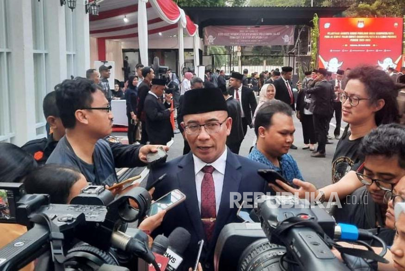 Ketua KPU RI Hasyim Asy'ari ketika diwawancarai awak media usai melantik komisioner baru untuk 44 KPU kabupaten/kota di Kantor KPU RI, Jakarta, Rabu (28/6/2023). 