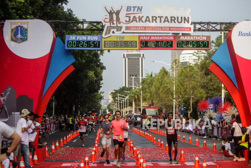 Peserta berlari setibanya di garis finish saat mengikuti lomba lari. Kemenparekraf sebut pertumbuhan sport tourism di Indonesia punya potensi besar.
