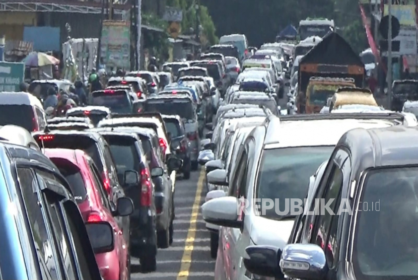 Puncak kepadatan arus lalu lintas dari arah Mageleng/ Yogyakarta di simpang Bawen, Kecamatan Bawen, Kabupaten Semarang, pada Ahad (23/4/2023) siang.