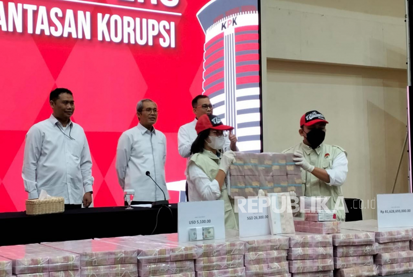 Wakil Ketua KPK Alexander Marwata (tengah belakang) menunjukan barang bukti hasil peembangan kasus TPPU dari tersangka Gubernur Papua (nonaktif) Lukas Enembe, di KPK, Jakarta, Senin (26/6/2023).