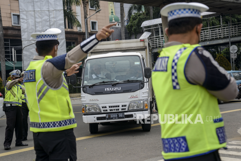 Polisi memberikan pengarahan jalan untuk kendaraan yang akan melakukan uji emisi di kawasan Blok M, Jakarta Selatan, Selasa (11/10/2022). Pemerintah Kota Jakarta Selatan mengadakan uji emisi gratis bagi pengendara untuk mengukur kadar polusi yang disemburkan kendaraan sebagai bagian dari rencana pengelolaan kualitas udara perkotaan . Republika/Putra M. Akbar