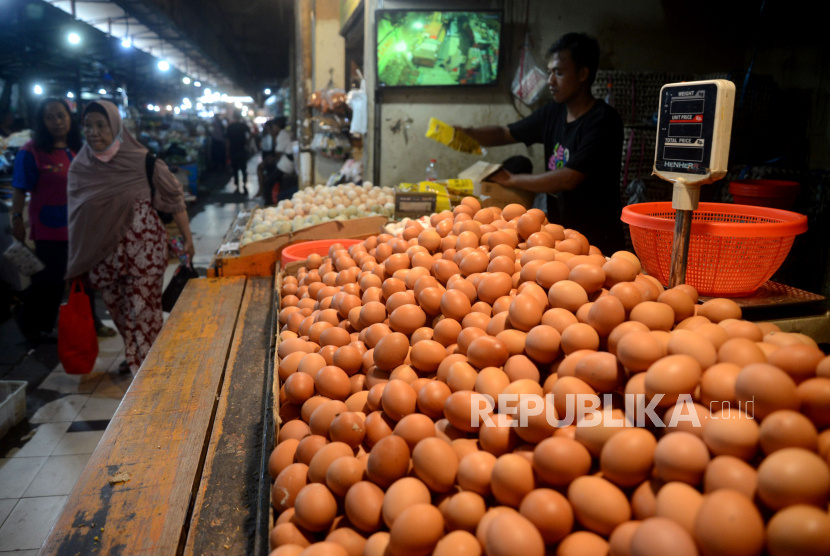 Pedagang menata telur ayam di salah satu kios di Pasar, (ilustrasi). Pemerintah diminta mengantisipasi kenaikan harga pangan jelang Nataru.