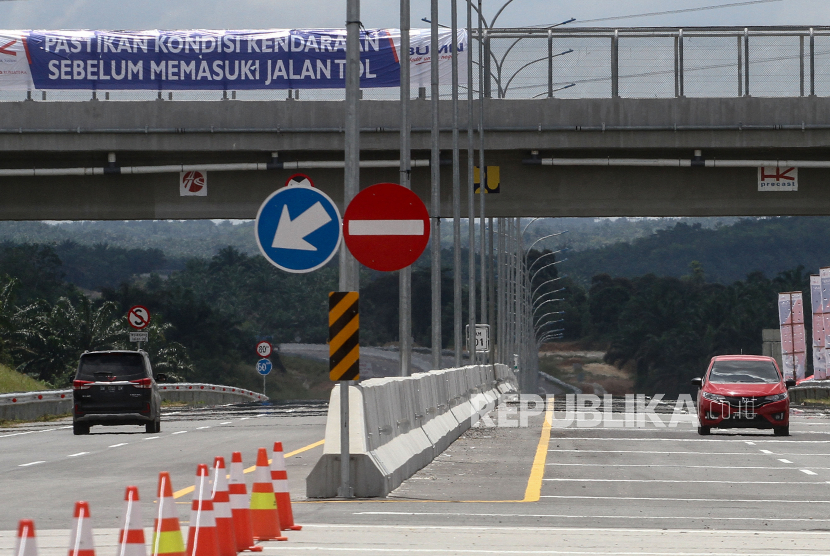 Sejumlah kendaraan melintas di Jalan Tol Pekanbaru Dumai Seksi I, di Pekanbaru, Riau, Selasa (19/5/2020). Pihak pengelola jalan Tol Pekanbaru-Dumai beserta aparat terkait akan melakukan razia dan menindak truk dengan kelebihan muatan dan ukuran. 