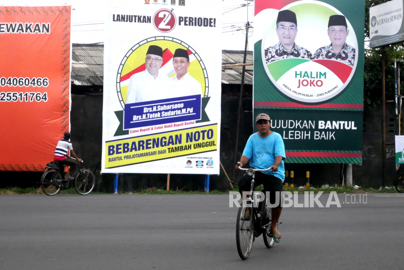 Alat peraga kampanye Pilkada Kabupaten Bantul terpasang di beberapa titik, Yogyakarta. KPU dan Bawaslu diminta mengawasi ketat dan netral Pilkada serentak di akhir tahun ini agar berjalan lancar dan minim pelanggaran.