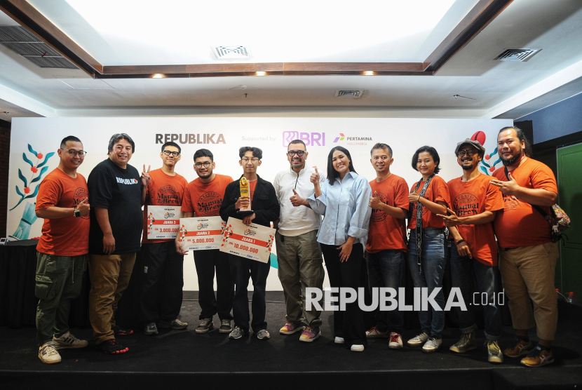 Staf Khusus Menteri BUMN Arya Sinulingga (tengah) , Wakil Pemimpin Redaksi Republika Stevy Maradona (dua kiri) , VP Strategy & Transformation Republika Nadya Laras (lima kanan) berfoto bersama dewan juri dan para pemenang Indonesia Manual Brew Competition 2024 dalam acara Festival Republikopi di Gedung Sarinah, Jakarta, Sabtu (14/12/2024). Dalam acara Indonesia Manual Brew Competition 2024 yang digelar oleh Republika ini peserta asal  Bandung Dzikril Hakim berhasil meraih juara 1, peserta asal Cirebon Riko Rahman Putra meraih juara 2 dan Juara 3 diraih oleh Andrianto Prabowo asal Bandung.