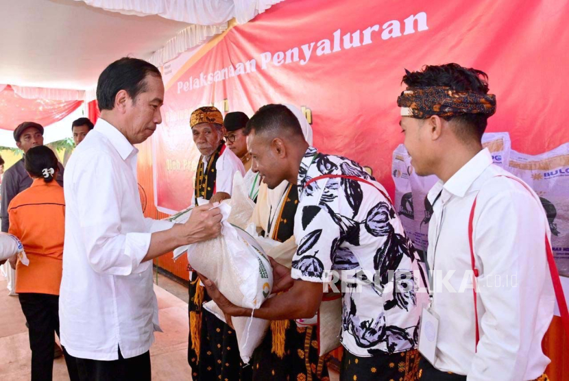 Presiden Joko Widodo (Jokowi) membagikan bantuan pangan cadangan beras pemerintah (CBP) kepada sejumlah keluarga penerima manfaat (KPM) di Kompleks Pergudangan Danga, Kabupaten Nagekeo, Nusa Tenggara Timur (NTT), Selasa (5/12/2023). 