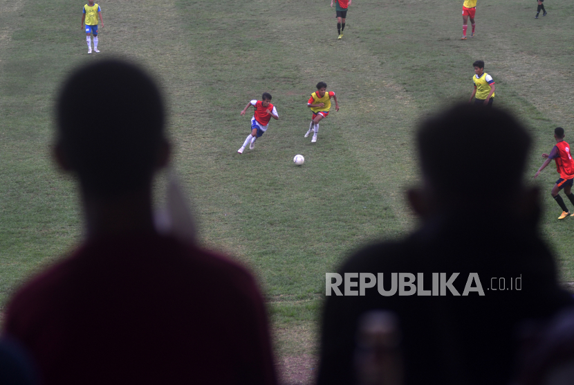 Sejumlah peserta berlatih tanding saat mengikuti seleksi dan pelatihan calon pemain Tim Nasional (Timnas) Indonesia U-19 di Stadion Gawali19 se di Palu, Sulawesi Tengah, Rabu (7/4/2021). Seleksi calon pemain Tim Nasional (Timnas) Indonesia U-16 dan U-19 tersebut digelar selama selama dua hari dan diikuti sejumlah pesepak bola dari berbagai klub dan sekolah sepak bola di daerah tersebut.