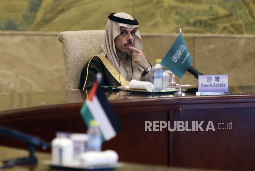  Menteri Luar Negeri Saudi Pangeran Faisal bin Farhan Al Saud berbicara pada pertemuan dengan delegasi Cina, Yordania, Mesir, Indonesia, Palestina, dan Organisasi Kerjasama Islam (OKI). 