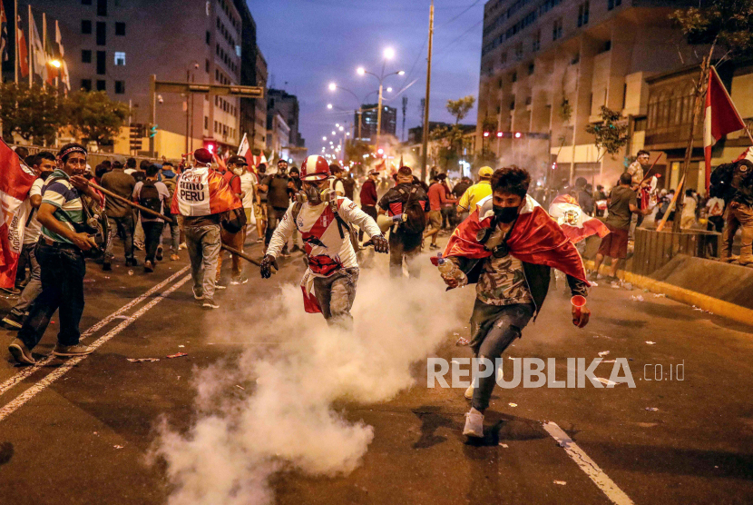 Para pengunjuk rasa yang mendukung Presiden terguling Pedro Castillo dan menentang Kongres berdemonstrasi di jalan-jalan, di Lima, Peru, 11 Desember 2022. Kongres Peru membubarkan Castillo pada 07 Desember.