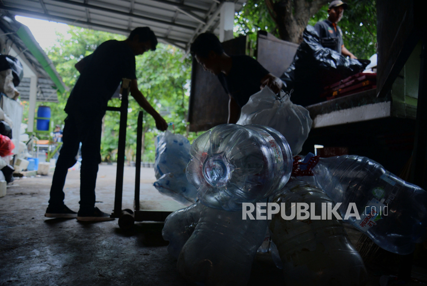 Dinas Lingkungan Hidup (DLH) Kota Padang, Sumatera Barat (Sumbar), menyebut bank sampah efektif mengurangi tumpukan sampah hingga 21 persen setiap tahun. (ilustrasi)