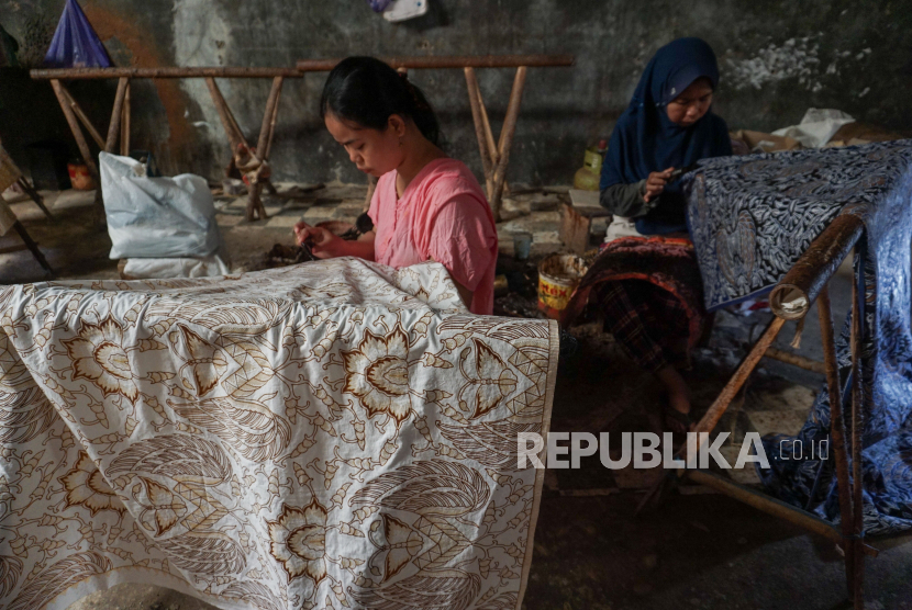 Perajin memproduksi batik di produksi rumahan di Pekalongan, Jawa Tengah, Ahad (24/5/2022). Pemerintah Kota Pekalongan, Jawa Tengah, mendorong pelaku usaha agar melaporkan secara berkala terhadap kegiatan izin usahanya sebagai upaya meningkatkan aspek kepatuhan.