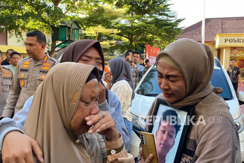 Isak tangis haru mewarnai konferensi pers pengungkapan kasus pembacokan pelajar SMK di Bogor bernama Arya Saputra (16 tahun). 