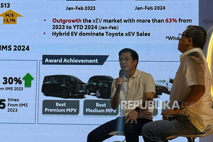 Vice President Director PT Toyota Astra Motor (TAM), Henry Tanoto dan Presiden Direktur PT Toyota Motor Manufacturing Indonesia (TMMIN), Nandi Julyanto, dalam jumpa pers di Jakarta Pusat, Selasa (19/3/2024). 