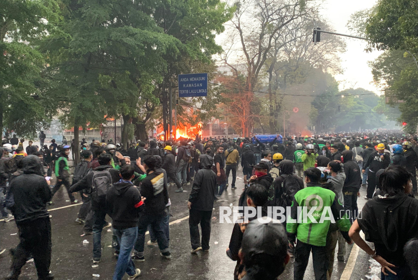 Ribuan massa melakukan aksi demonstrasi di Gedung DPRD Provinsi Jabar, Jalan Diponegoro, Kota Bandung, Jumat (29/8/2025). Aksi demo yang dilakukan mahasiswa, pelajar dan pengemudi ojek online (ojol) ini sebagai bentuk solidaritas atas meninggalnya Affan Kurniawan, pengemudi ojol yang meninggal dilindas mobil taktis Brimob, serta menyikapi sejumlah kebijakan DPR RI yang dianggap tidak pantas.