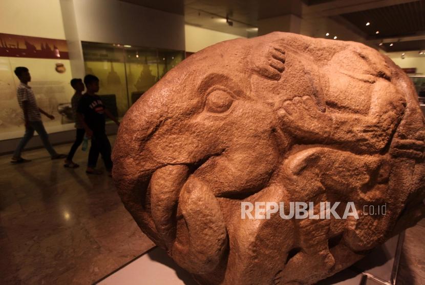 Sejumlah pelajar melihat-lihat fosil batu purbakala ukiran gajah di Museum Nasional, Jakarta, Selasa (26/6).