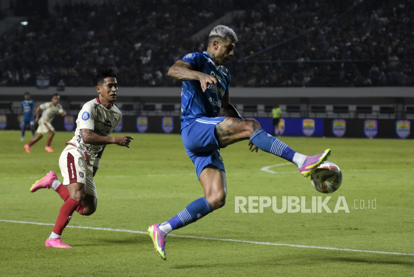 Penyerang Persib Bandung Ciro Alves (kanan) berusaha mengontrol bola pada pertandingan lanjutan BRI Liga 1 di Stadion Gelora Bandung Lautan Api (GBLA).