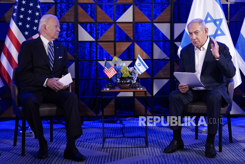 Perdana Menteri Israel Benjamin Netanyahu berbicara  dengan Presiden AS Joe Biden saat bertemu di Tel Aviv., Rabu, 18 Oktober 2023.