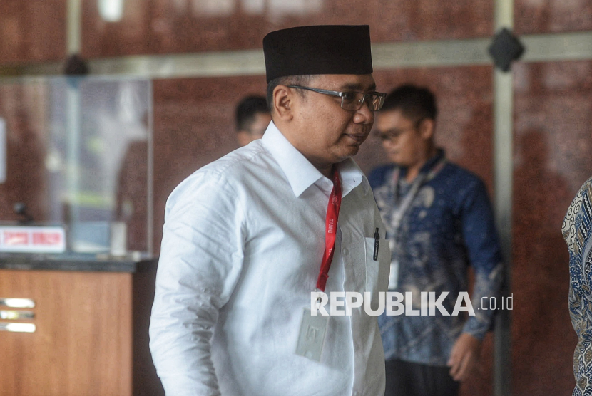 Mantan Menteri Agama Yaqut Cholil Qoumas tiba untuk menjalani pemeriksaan di Gedung Merah Putih KPK, Jakarta, Jumat (30/1/2026). Yaqut Cholil Qoumas, yang juga merupakan tersangka dalam kasus dugaan korupsi penentuan kuota dan penyelenggaraan ibadah haji di Kementerian Agama (Kemenag) tahun 2023–2024, diperiksa dalam kapasitas sebagai saksi untuk kasus yang sama.