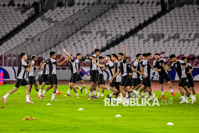 Pesepak bola Timnas Indonesia menjalani sesi latihan resmi di Stadion Utama Gelora Bung Karno, Senayan, Jakarta, Senin (18/11/2024). Latihan resmi tersebut merupakan persiapan Timnas Indonesia yang bertanding melawan Timnas Arab Saudi dalam laga lanjutan putaran ketiga kualifikasi Piala Dunia 2026 zona Asia pada Selasa (19/11). 