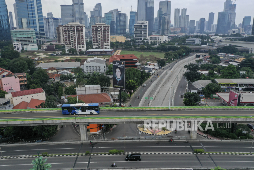Foto udara kawasan Mampang Prapatan di Jakarta, Jumat (1/5/2020). Hingga hari ke-21 pemberlakuan Pembatasan Sosial Berskala Besar (PSBB), Pemprov DKI Jakarta telah menutup sementara 126 perusahaan yang melanggar Pergub Nomor 33 Tahun 2020 tentang Pelaksanaan PSBB dalam Penanganan COVID-19
