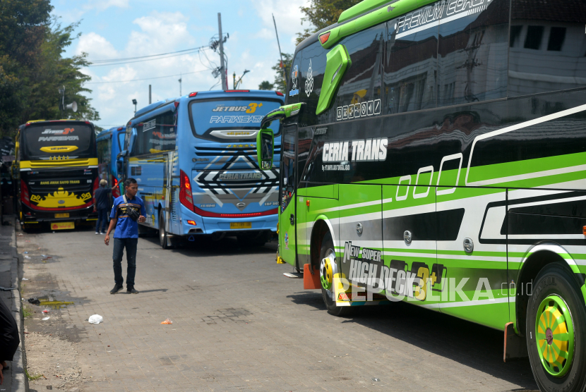 Bus pariwisata parkir di tempat kawasan parkir (TKP) Senopati, Yogyakarta beberapa waktu lalu.
