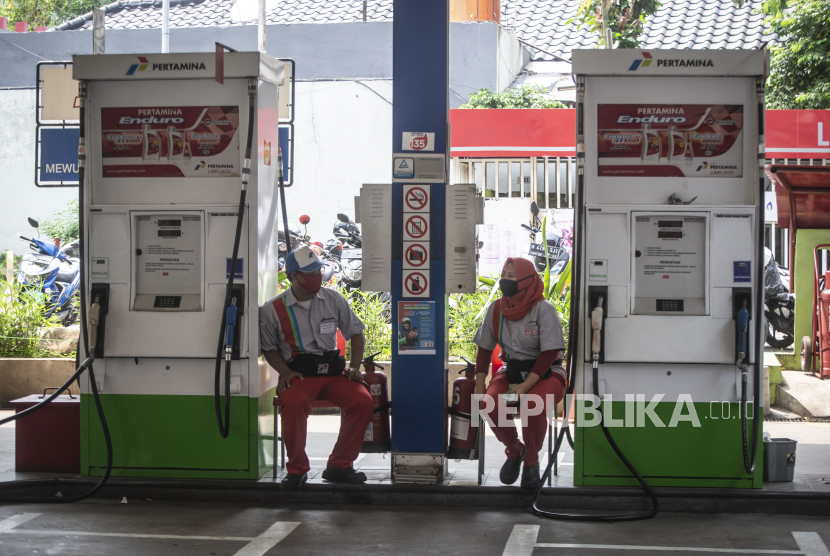 Petugas SPBU menunggu konsumen di SPBU COCO Pertamina, Kuningan, Jakarta, Rabu (29/4/2020). PT Pertamina (Persero) mencatat selama penerapan Pembatasan Sosial Skala Besar (PSBB), permintaan BBM di kota-kota besar mengalami penurunan di atas 50 persen dan penurunan tertinggi ada di kota Jakarta dan Bandung yang mencapai 60 persen