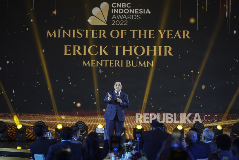 Menteri Badan Usaha Milik Negara (BUMN) Erick Thohir menyampaikan kata sambutan usai menerima penghargaan Minister Of The Year pada CNBC Indonesia Awards 2022 di Jakarta, Senin (12/12/2022). Erick Thohir dinilai berhasil melakukan gebrakan reformasi dan transformasi di tubuh BUMN menjadi semakin profesional, transparan dan akuntabel. 