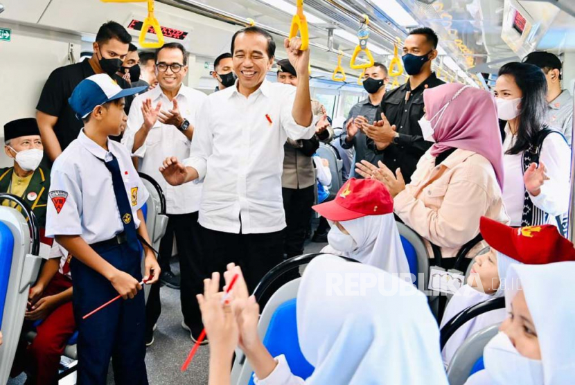 Presiden Joko Widodo (Jokowi) dan Iriana Jokowi saat menjajal Kereta Api Lintas Makassar-Parepare dari Depo Kereta Api Maros menuju Stasiun Rammang-Rammang, Kabupaten Maros, Sulawesi Selatan, Rabu (29/3).