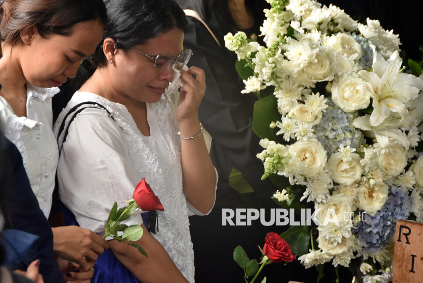 Isak Tangis Keluarga Iringi Pemakaman Korban Pesawat ATR 42-500