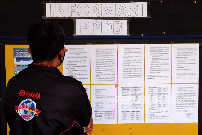Orang tua wali murid melihat pengumuman PPDB tingkat SMU di SMU 8 Yogyakarta, Senin (8/6). PPDB SMA/SMK tahun ini diwarnai kontroversi setelah penyertaan rata-rata nilai siswa saat UN SD dalam bobot perhitungan nilai gabungan.