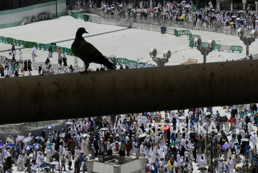 Umat islam berjalan meninggalkan Masjidil Haram usai melaksanakan shalat zuhur di Mekah, Arab Saudi, Senin (19/6/2023). Umat islam dari seluruh dunia telah memadati Masjidil Haram untuk melaksanakan umrah dan shalat fardhu menjelang wukuf di Arafah pada 27 Juni 2023 di puncak pelaksanaan ibadah haji. 