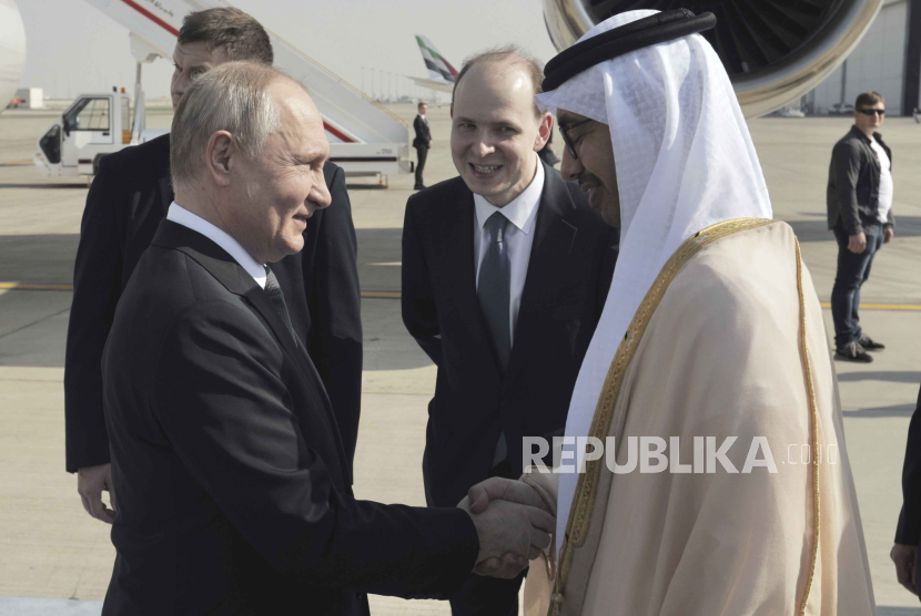 United Arab Emirates Foreign Minister Abdullah bin Zayed Al Nahyan, right, greets Russian President Vladimir Putin upon his arrival at an international airport in Abu Dhabi, United Arab Emirates, Wednesday, Dec. 6, 2023.  