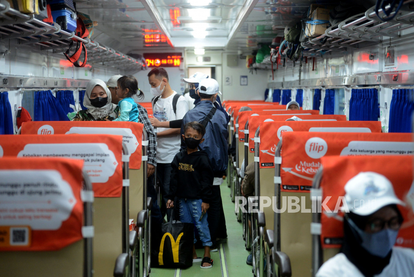Penumpang berada di dalam rangkaian kereta api di Stasiun Pasar Senen, Jakarta. Sebanyak 24 ribu pemudik meninggalkan Jakarta melalui Stasiun Pasar Senen pada Senin (17/7/2023).