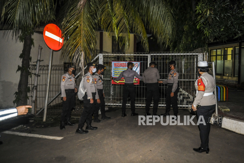 Polisi menutup pintu akses mobil ambulans di RS Polri Kramat Jati, Jakarta, Selasa (8/12). Jenazah laskar FPI yang ditembak di Tol Jakarta-Cikampek itu telah selesai diautopsi dan telah diserahkan kepada pihak keluarga untuk dibawa ke rumah duka. Republika/Putra M. Akbar
