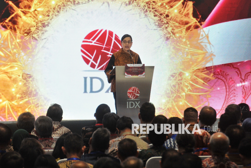 Menteri Keuangan Sri Mulyani Indrawati menyampaikan sambutan saat menghadiri pembukaan perdagangan saham tahun 2025 di Gedung Bursa Efek Indonesia, Jakarta, Kamis (2/1/2025). Pada pembukaan  perdagangan saham 2025, Indeks Harga Saham Gabungan (IHSG)  dibuka hijau dengan menguat 30,21 poin atau 0,43 persen ke level 7110.114.