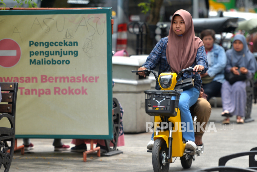 Warga tanpa menggunakan masker saat berkunjung ke Malioboro, Yogyakarta.